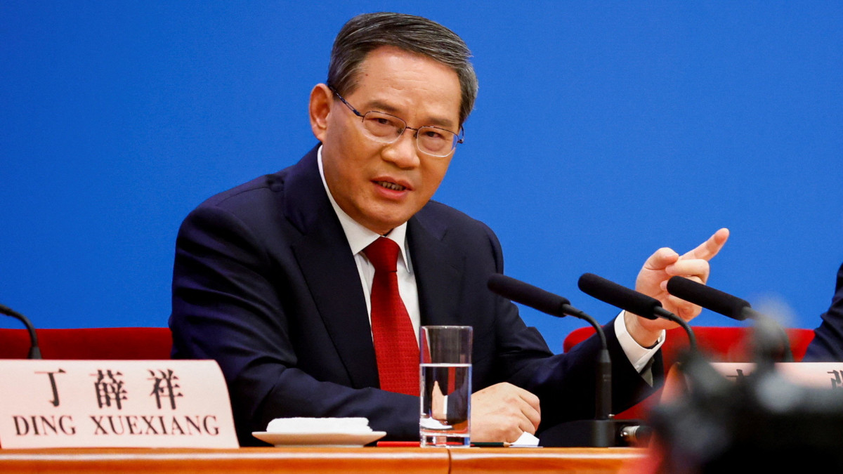 Li Csiang újonnan megválasztott kínai miniszterelnök beszél a Kínai Népi Politikai Tanácskozó Testület (KNPTT) ülésének végén tartott sajtótájékoztatón a pekingi Nagy Népi Csarnokban 2023. március 13-án.