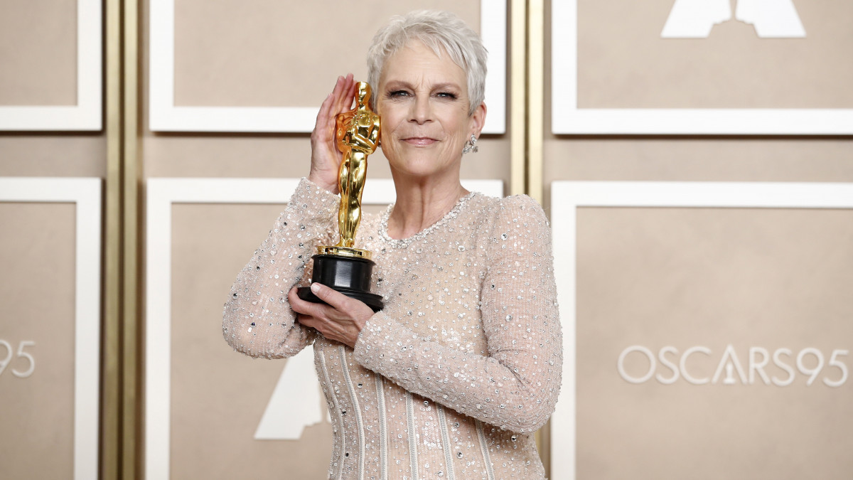 Jamie Lee Curtis amerikai színésznő kezében a legjobb női mellékszereplőnek járó díjjal a 95. Oscar-gálán a Los Angeles-i Dolby Színházban 2023. március 12-én. Curtis A Minden, mindenhol, mindenkor című filmben nyújtott alakításáért vehette át az elismerést.