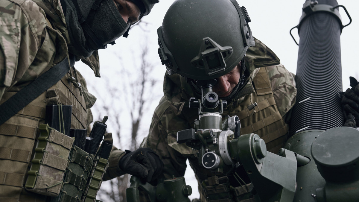Ukrán katonák orosz állásokat készülnek aknavetővel lőni a donyecki régióban fekvő, ostromgyűrűben lévő Bahmutban 2023. március 8-án.