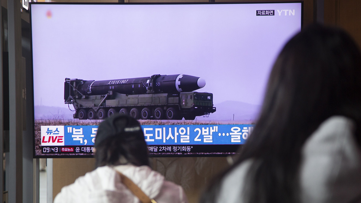 Észak-koreai rakétakísérletről szóló tudósítást néznek emberek a szöuli központi pályaudvar tévéképernyőjén 2023. március 14-én. Észak-Korea két rövid hatótávolságú ballisztikus rakétát indított a nap folyamán, egy nappal azután, hogy Dél-Korea öt év óta a legnagyobb közös hadgyakorlatot kezdte meg az Egyesült Államokkal Szabadságpajzs néven.
