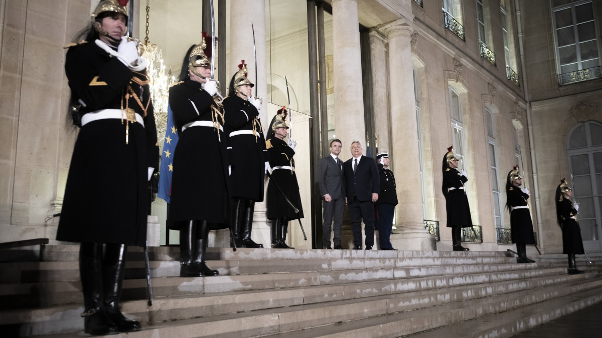 A Miniszterelnöki Sajtóiroda által közreadott képen Emmanuel Macron francia köztársasági elnök (b) fogadja Orbán Viktor miniszterelnököt az Elysée-palotában 2023. március 13-án.