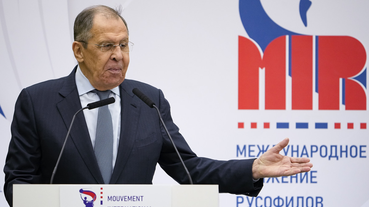 Szergej Lavrov orosz külügyminiszter beszél a Nemzetközi Ruszofil Mozgalom alakuló kongresszusán a moszkvai Puskin Szépművészeti Múzeumban 2023. március 14-én.
