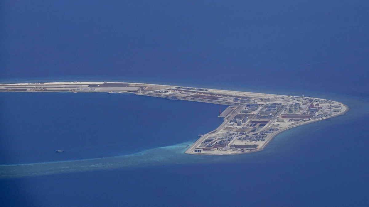 Thitu-sziget, 2017. április 21.Dél-kínai-tengerben fekvő és vitatott hovatartozású Spratly-szigetekhez tartozó Csupi (Subi)-zátonyon létrehozott kínai mesterséges sziget látképe a Fülöp-szigetek felügyelete álló Thitu-sziget közelében 2017. április 21-én. Ezen a napon a Fülöp-szigeteki védelmi miniszter és vezérkari főnök Thitura látogatott, hogy hangsúlyozza a manilai kormány igényét a Spratly-szigetcsoportra, amelyet a magáénak tekint a Fülöp-szigetek mellett Kína és Vietnam is. (MTI/EPA/Francis Malasig)