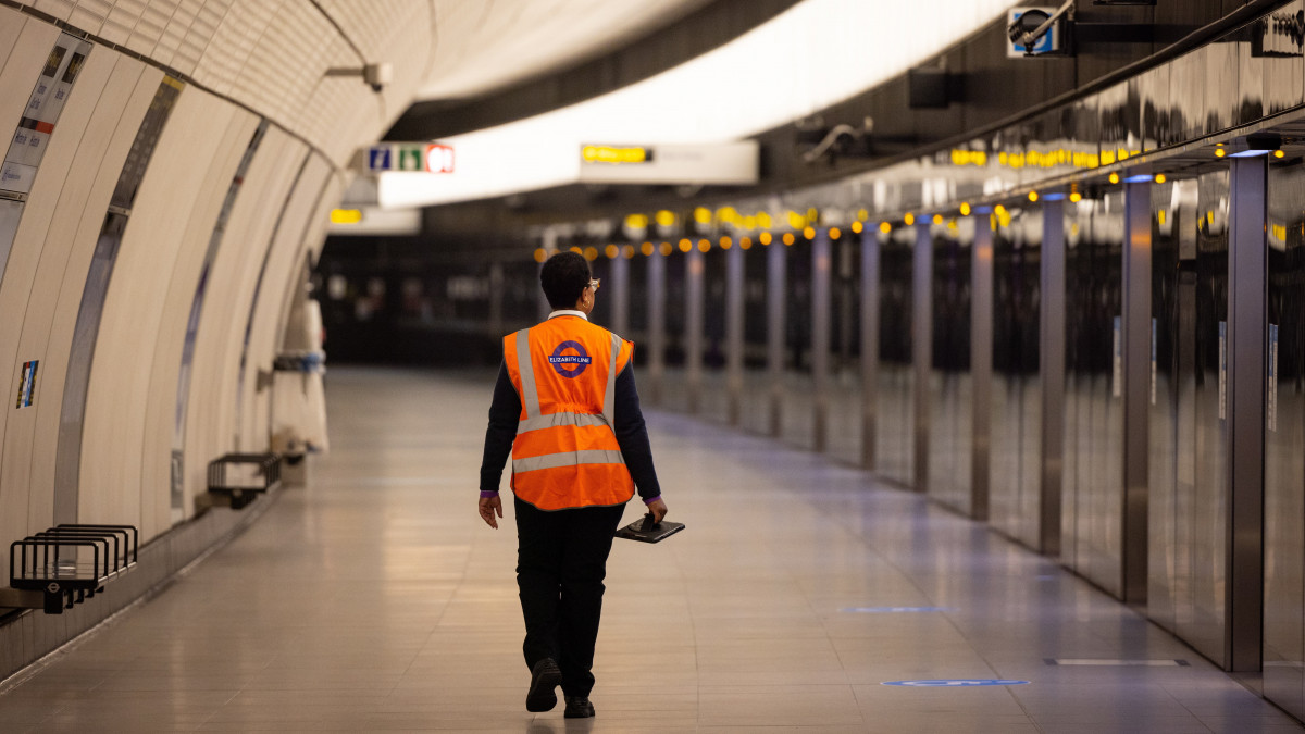 Alkalmazott megy a peronon, a londoni metróhálózat Elizabeth line elnevezésű vonalának egyik állomásán 2022. május 24-én, amikor a metrószakaszt megnyitották az utasforgalom előtt. A brit uralkodó nevét viselő alagút a Londont a környező megyékkel összekötő, 118 kilométer hosszú Crossrail vasútvonal része.