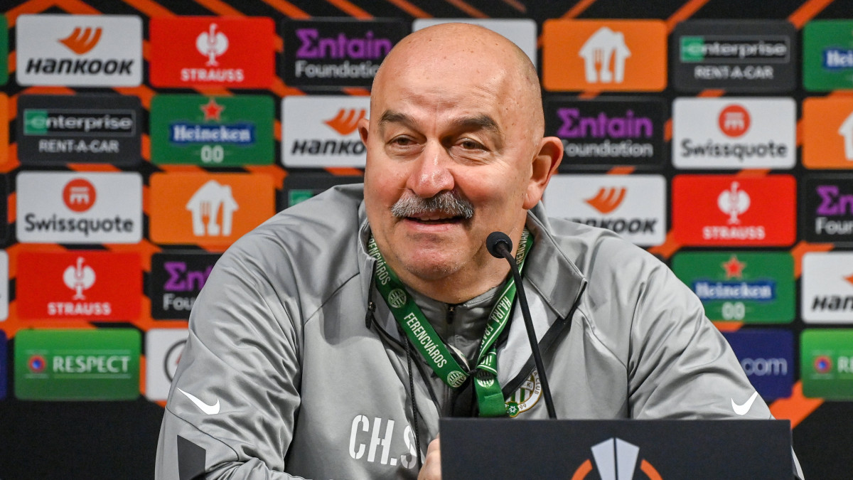 Sztanyiszlav Csercseszov, a Ferencváros vezetőedzője a labdarúgócsapat sajtótájékoztatóján a Puskás Arénában 2023. március 15-én. A magyar bajnok másnap a német Bayer Leverkusen ellen lép pályára az Európa-liga nyolcaddöntőjének visszavágó mérkőzésén.