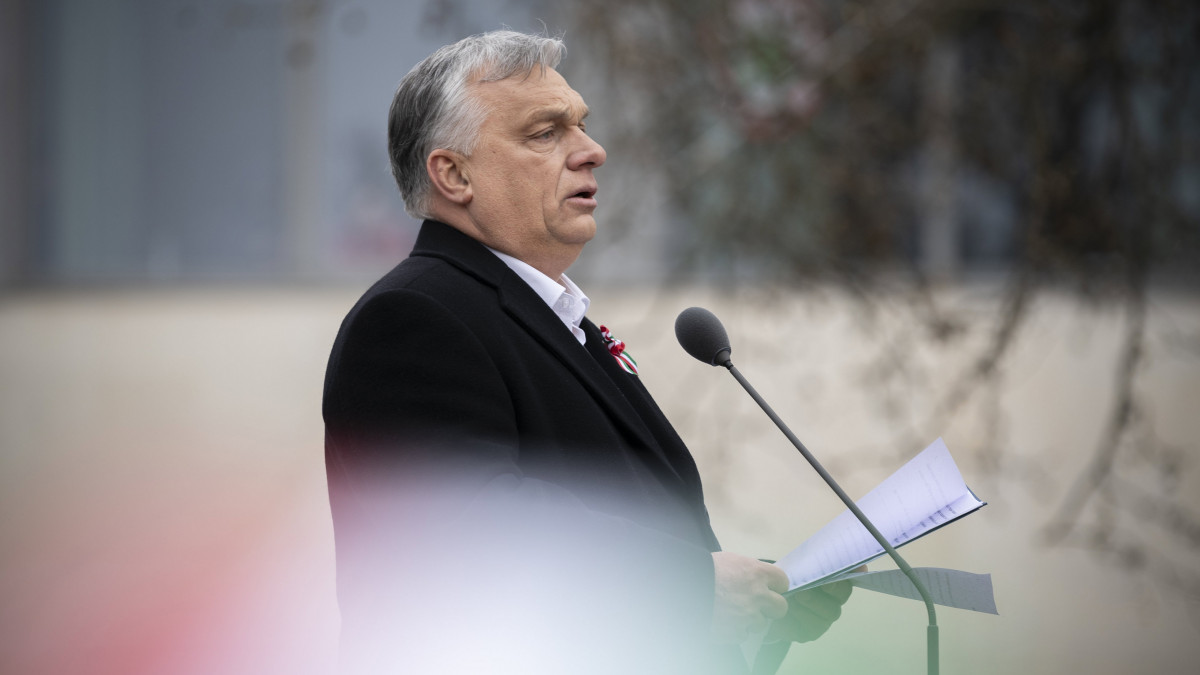 A Miniszterelnöki Sajtóiroda által közreadott képen Orbán Viktor miniszterelnök beszédet mond az 1848-49-es forradalom és szabadságharc kitörésének 175. évfordulója alkalmából rendezett ünnepi megemlékezésen Kiskőrösön, Petőfi Sándor szülőháza előtt 2023. március 15-én.