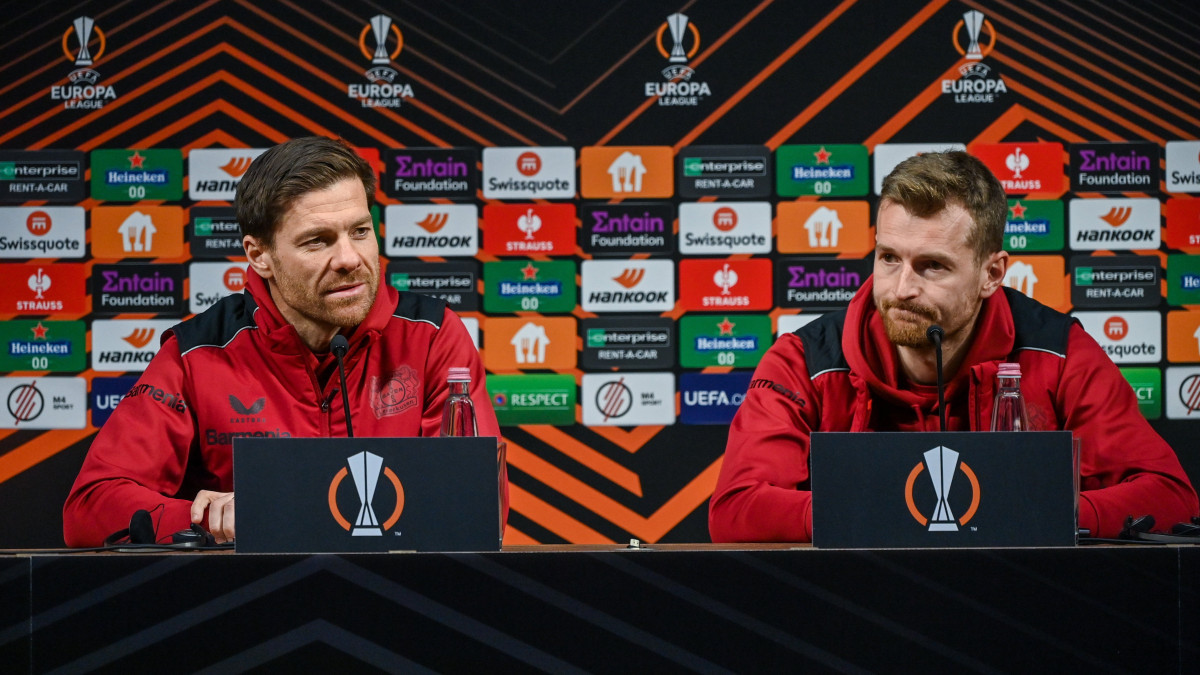 Xabi Alonso vezetőedző (b) és Lukas Hradecky, a Bayer Leverkusen játékosa a labdarúgócsapat sajtótájékoztatóján a Puskás Arénában 2023. március 15-én. A német Bayer Leverkusen másnap a magyar bajnok Ferencváros ellen lép pályára az Európa-liga nyolcaddöntőjének visszavágó mérkőzésén.