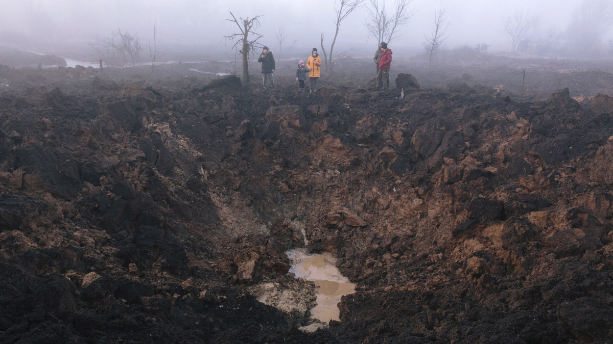 Bomba becsapódása nyomán keletkezett, vízzel telítődött kráter a kelet-ukrajnai Harkivban 2023. március 9-én