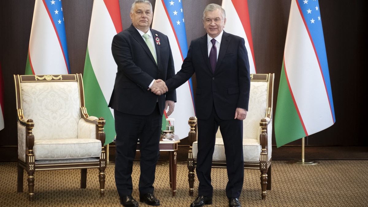 A Miniszterelnöki Sajtóiroda által közreadott képen Orbán Viktor kormányfő (b) és Savkat Mirzijojev üzbég államfő találkozója Ankarában 2023. március 16-án. A nap folyamán rendezik meg a Türk Államok Szervezetének rendkívüli csúcstalálkozóját a török fővárosban. 