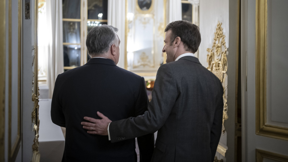 A Miniszterelnöki Sajtóiroda által közreadott képen Emmanuel Macron francia köztársasági elnök (j) fogadja Orbán Viktor miniszterelnököt az Elysée-palotában 2023. március 13-án.
