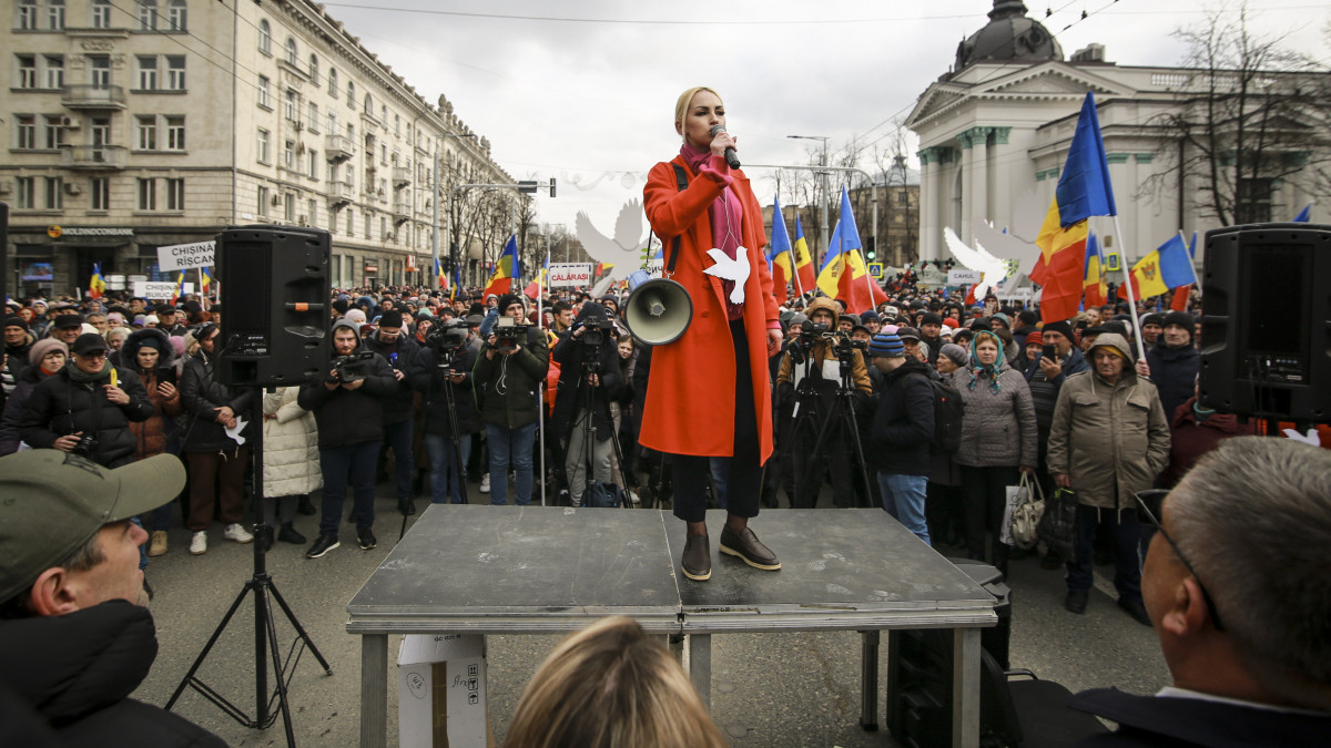 Marina Tauber, az ellenzéki, oroszbarátnak tartott SOR Párt helyettes vezetője beszél az ország európai uniós integrációját támogató Dorin Recean kormányfő vezette kabinet és Maia Sandu elnök elleni tüntetésen Chisinauban 2023. február 28-án.