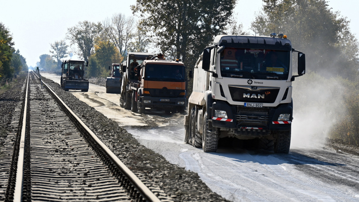 A pályatükröt készítik elő a második vágánynak Dömsöd és Kunszentmiklós-Tass között, a megújuló Budapest-Belgrád vasútvonal Budapest-Kelebia szakaszán zajló felújítások közben 2022. október 19-én. A tervek szerint 2025-re készül el a Budapest-Belgrád vasútvonal korszerűsítése és fejlesztése, az első olyan beruházás, amelyet Magyarországon kínai partnerekkel közösen, az Európai Unió szabályai szerint hajtanak végre.