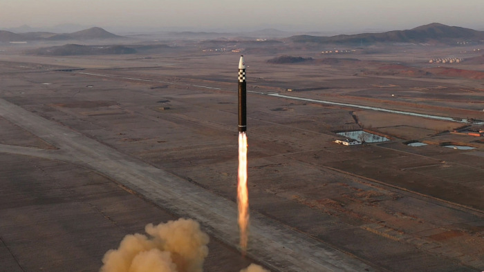 Észak-Korea veszedelmes rakétát indított