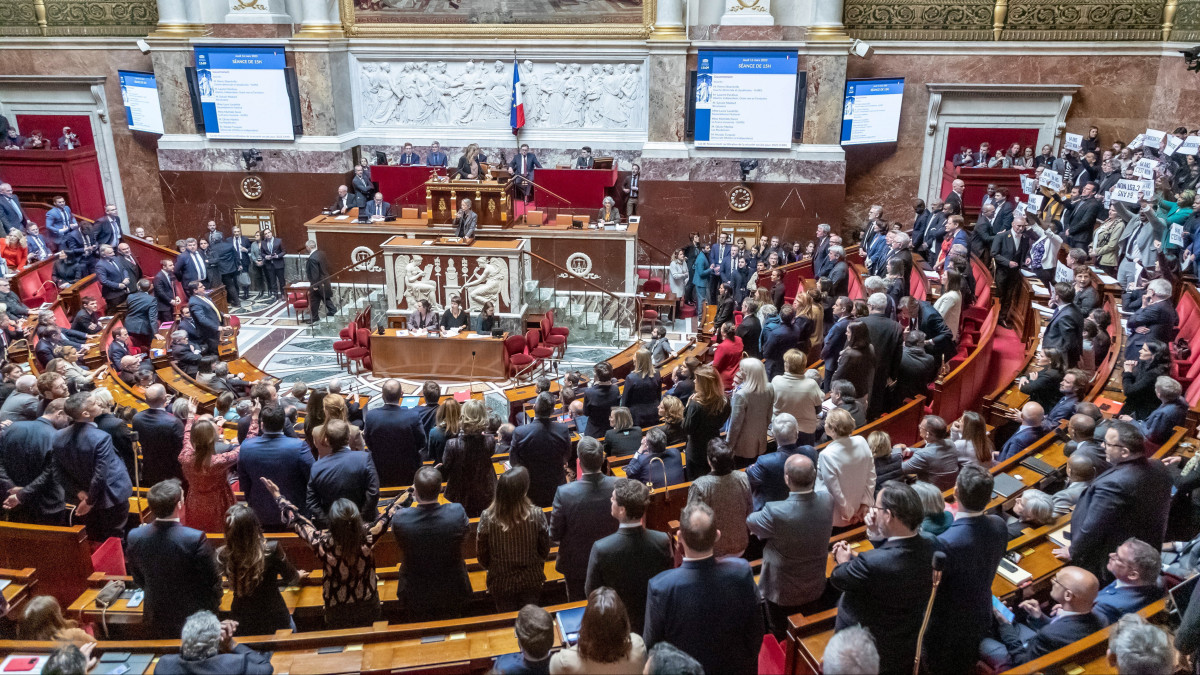 Elisabeth Borne francia miniszterelnök beszél a nemzetgyűlés, a parlamenti alsóház ülésén Párizsban 2023. március 16-án. Borne bejelentette az alkotmány 49.3 cikkének alkalmazását a többek között a nyugdíjkorhatár 62-ről 64 évre emelését tartalmazó törvénytervezet esetében. Eszerint a francia elnök parlamenti szavazás nélkül hirdeti ki az erősen vitatott nyugdíjreform törvényét.