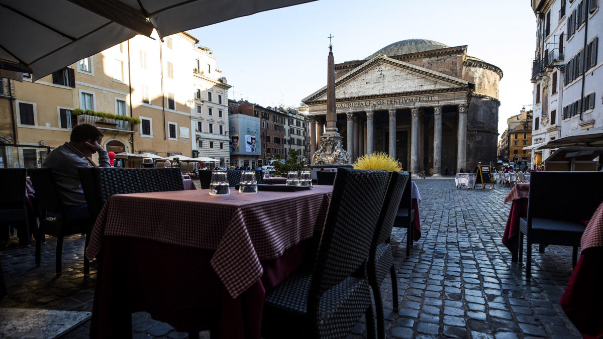 Üresek a vendéglők asztalai a római Pantheon előtti téren 2020. november 18-án, a koronavírus-járvány második hulláma miatt bevezetett korlátozások idején. Olaszországban eddig több mint 1,2 millióan fertőződtek meg koronavírussal, és közel 46 ezer beteg életét vesztette.