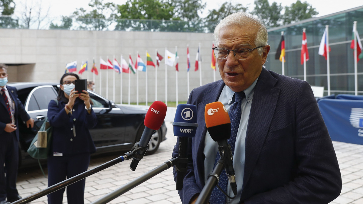 Josep Borrell, az Európai Unió kül- és biztonságpolitikai főképviselője sajtótájékoztatót tart az uniós tagországok külügyminisztereinek találkozója előtt Luxembourgban 2021. június 21-én.