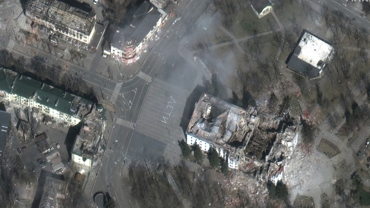 A Maxar Technologies által közreadott műholdfelvétel a színház megsemmisült épületéről a dél-ukrajnai Mariupolban 2022. március 29-én. Vlagyimir Putyin orosz elnök február 24-én rendelte el katonai művelet végrehajtását Ukrajnában.