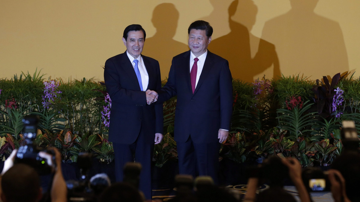 Szingapúr, 2015. november 7.Ma Jing-csiu tajvani (b) és Hszi Csin-ping kínai elnök kezet fog Szingapúrban 2015. november 7-én. Hatvan év óta először találkozott Kína és Tajvan vezetője, a történelmi jelentőségű eseményen a tajvani elnök ötpontos javaslatot terjesztett elő a viszony békés fejlesztésére. (MTI/EPA/Fazry Ismail)
