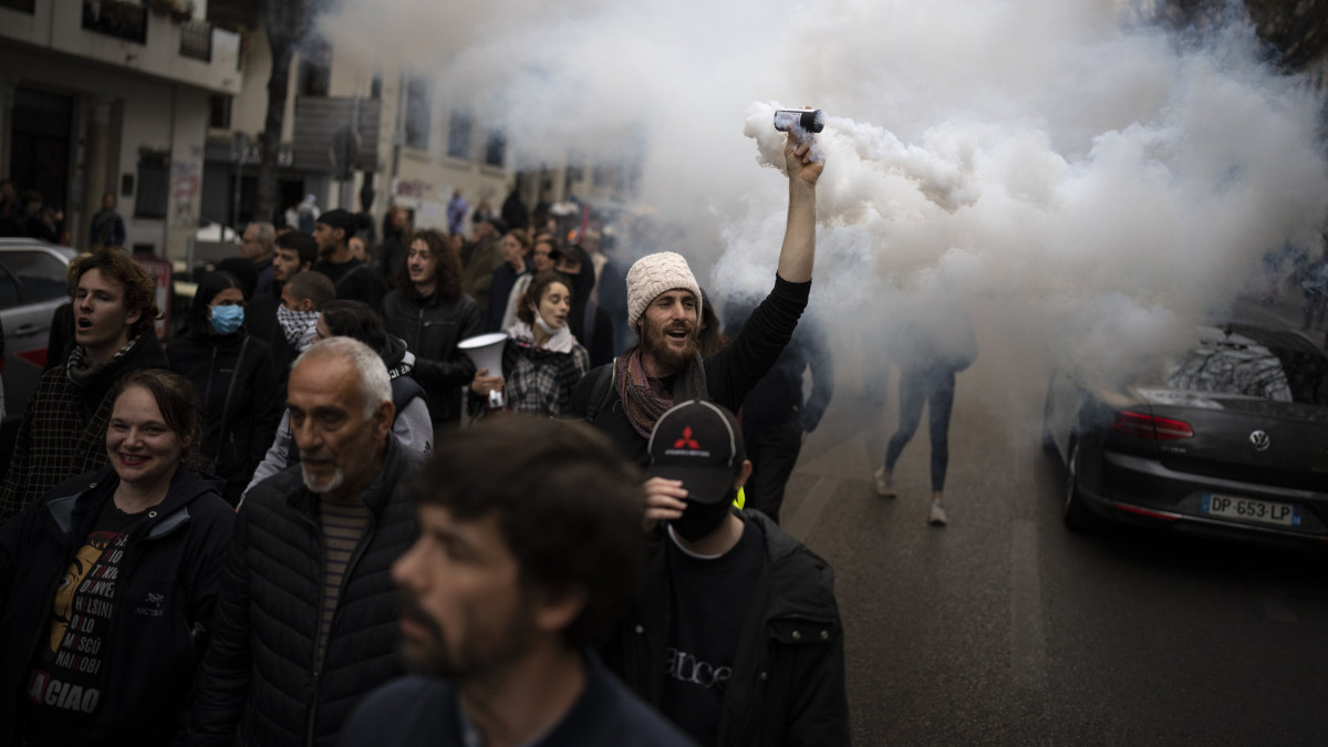 A francia kormány nyugdíjreformja ellen tüntetnek Marseille-ben 2023. március 18-án. A nyugdíjkorhatár 62-ről 64 évre emelését előirányzó törvényt a francia elnök parlamenti szavazás nélkül hirdeti ki, mert elfogadásához nincs biztosítva a többség a nemzegyűlésben.
