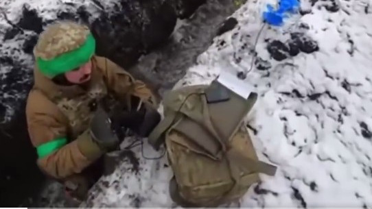 A lövészárokban érte utol az ukrán sorozó bizottság a katonát. Forrás:Twitter/NOËL
