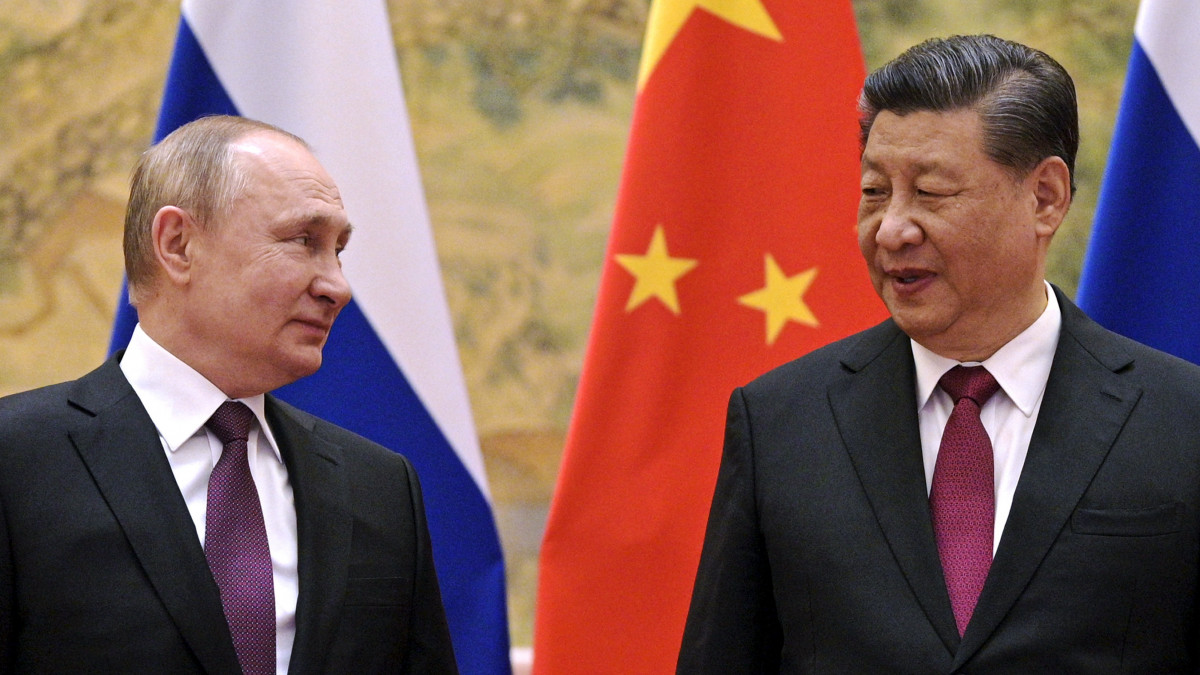2022. február 4-i felvétel Vlagyimir Putyin orosz elnök (b) és Hszi Csin-ping kínai államfő pekingi találkozójáról. Hszi Csin-ping március 20-22-én állami látogatást tesz Oroszországban Putyin meghívására.