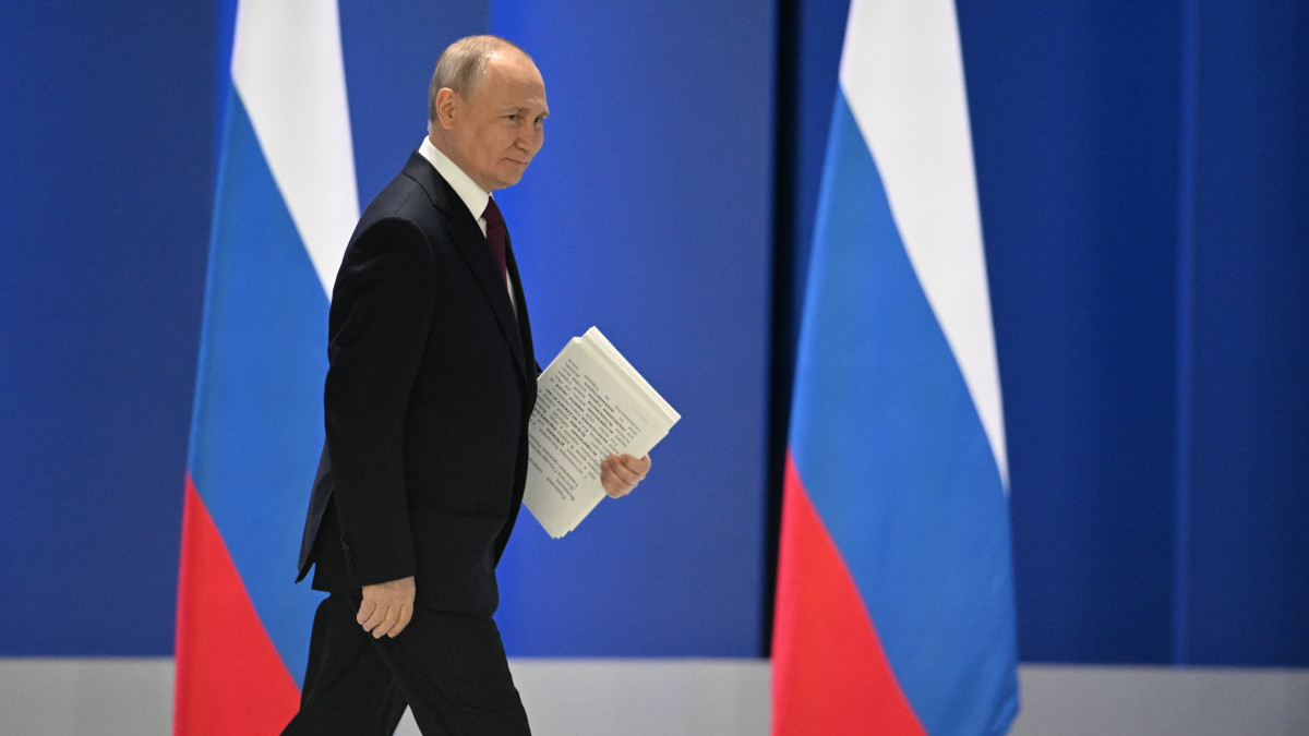 Vlagyimir Putyin orosz elnök az orosz parlament két háza előtt tartott évértékelőjére érkezik a moszkvai Gosztiny Dvor konferenciaközpontban 2023. február 21-én.