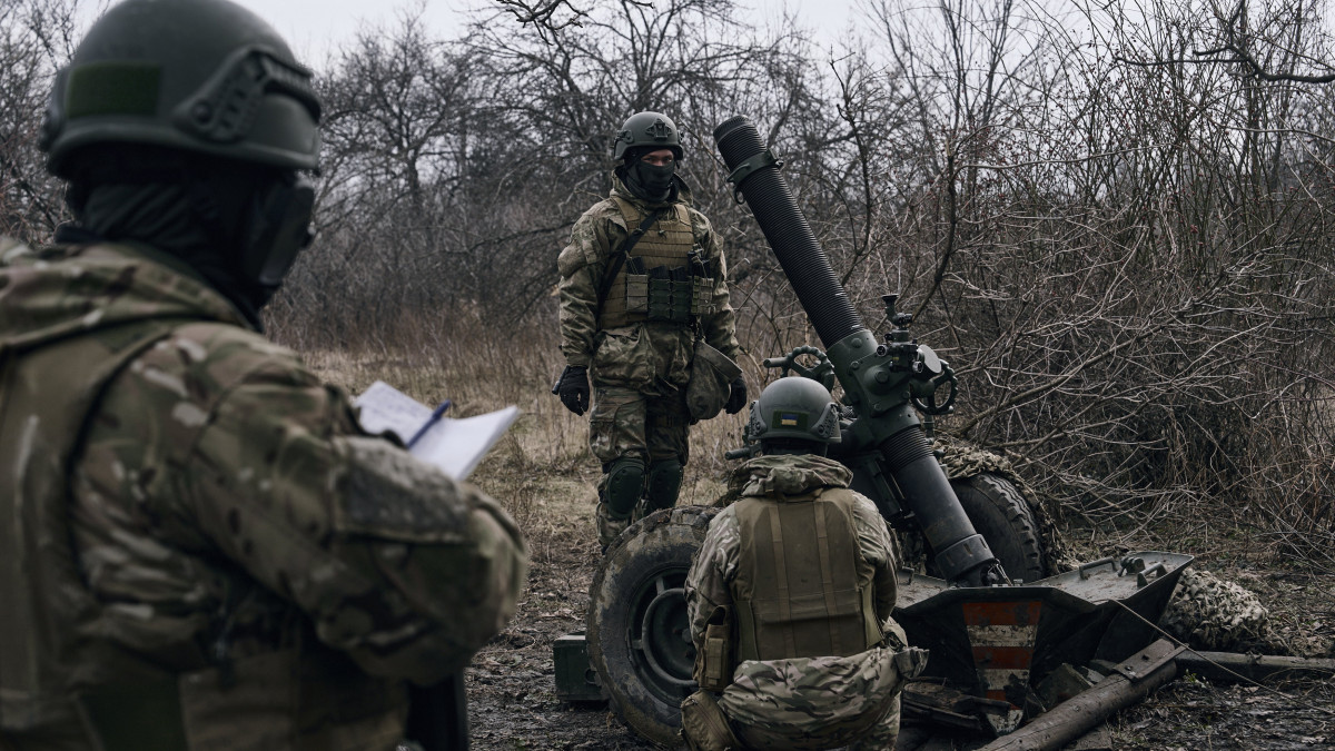 Ukrán katonák orosz állásokat készülnek aknavetővel lőni a donyecki régióban fekvő, ostromgyűrűben lévő Bahmutban 2023. március 8-án.