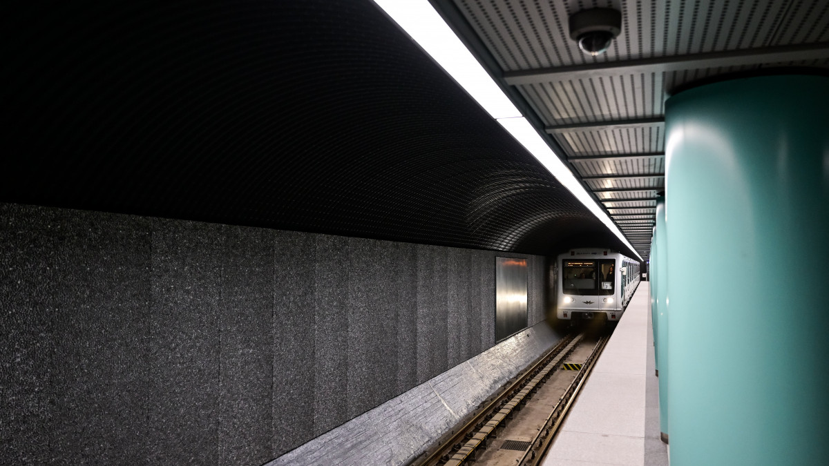 Metrószerelvény érkezik az M3-as metróvonal felújított Arany János utcai állomására az átadóünnepsége napján, 2023. március 20-án. Átadták a budapesti 3-as metró megújult Arany János utcai és Nyugati pályaudvari állomását; a felújítás költségeinek hozzávetőleg kétharmada uniós, egyharmada pedig hazai forrás.