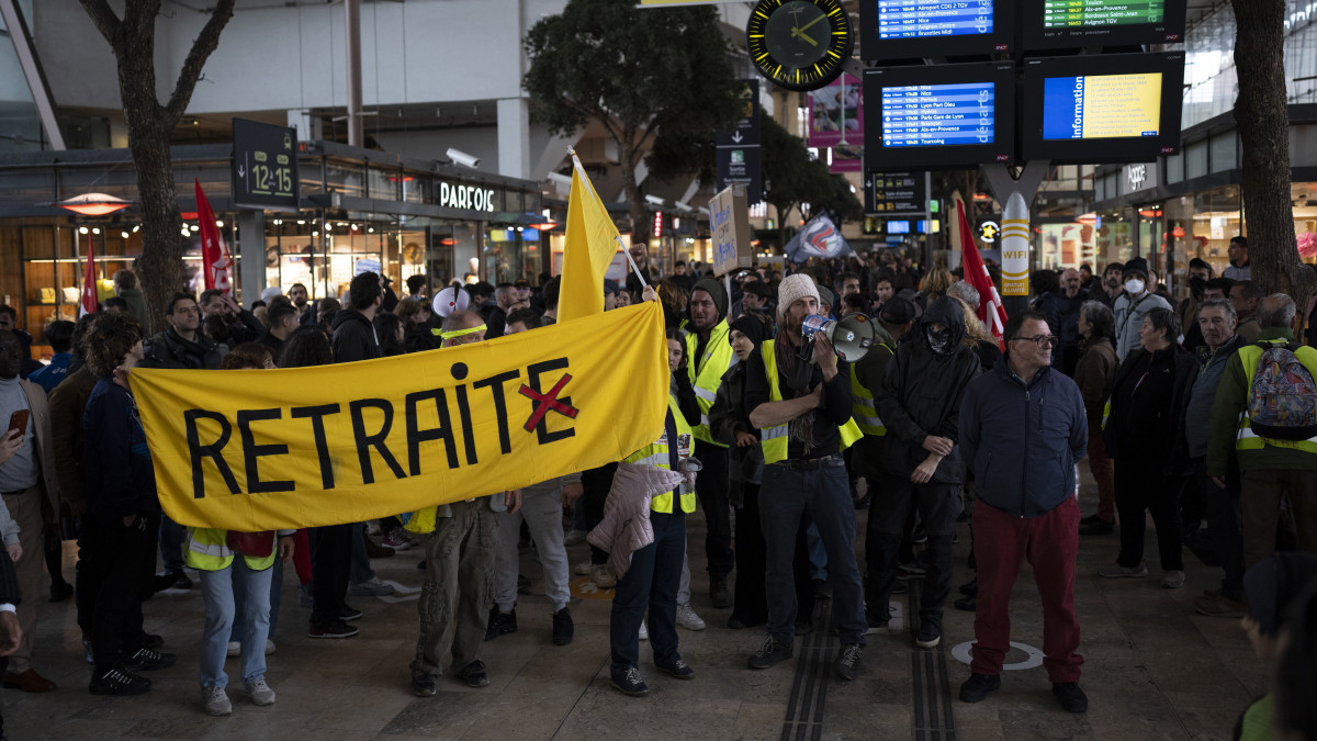 A francia kormány nyugdíjreformja ellen tüntetnek Marseille-ben 2023. március 18-án. A nyugdíjkorhatár 62-ről 64 évre emelését előirányzó törvényt a francia elnök parlamenti szavazás nélkül hirdeti ki, mert elfogadásához nincs biztosítva a többség a nemzegyűlésben.