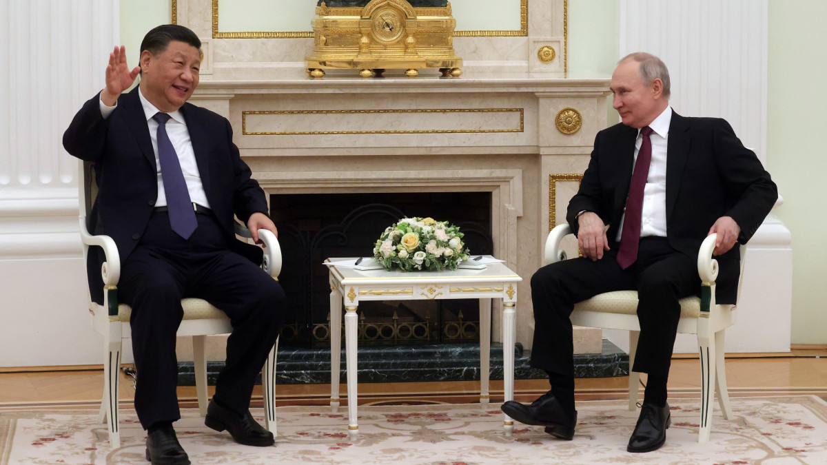 Vlagyimir Putyin orosz elnök (j) a háromnapos állami látogatáson Oroszországban tartózkodó Hszi Csin-ping kínai elnököt fogadja a moszkvai Kremlben 2023. március 20-án.