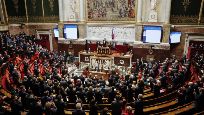 Nem sokon múlott, de elbukott a francia kormánnyal szembeni bizalmatlansági indítvány
