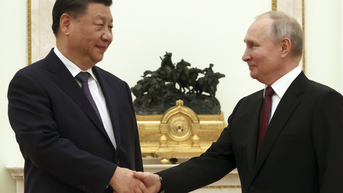 Vlagyimir Putyin orosz elnök (j) a háromnapos állami látogatáson Oroszországban tartózkodó Hszi Csin-ping kínai elnököt fogadja a moszkvai Kremlben 2023. március 20-án.