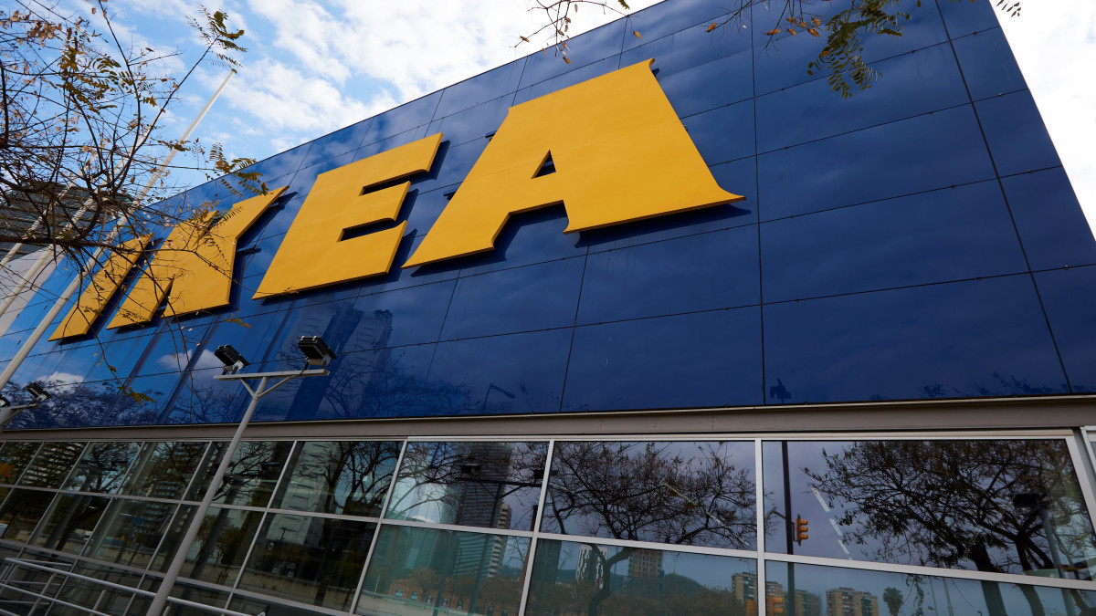 A Covid-19 járvány miatt bezárt Ikea áruház Barcelonában 2020. március 25-én. Az Ikea multinacionális bútorokgyártó vállalat bejelentette, hogy a járvány miatt ideiglenesen csökkenti az alkalmazottai számát. Ez a spanyolországi dolgozóinak 83-át érinti.