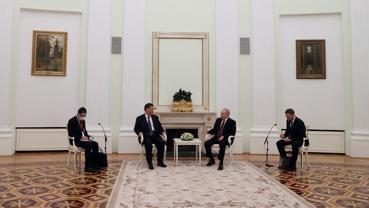 Az orosz elnöki sajtószolgálat által közreadott képen Vlagyimir Putyin orosz elnök (j2) a háromnapos állami látogatáson Oroszországban tartózkodó Hszi Csin-ping kínai elnököt (b2) fogadja a moszkvai Kremlben 2023. március 20-án.