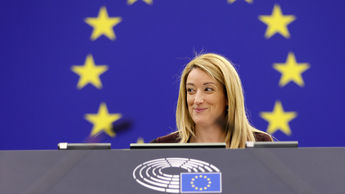 Roberta Metsola, az Európai Parlament elnöke felszólal az Európai Unió gyermekvédelmi politikájáról és az ukrajnai háború elöl menekülő gyermekekről szóló vitán az Európai Parlament plenáris ülésén Strasbourgban 2022. március 5-én.