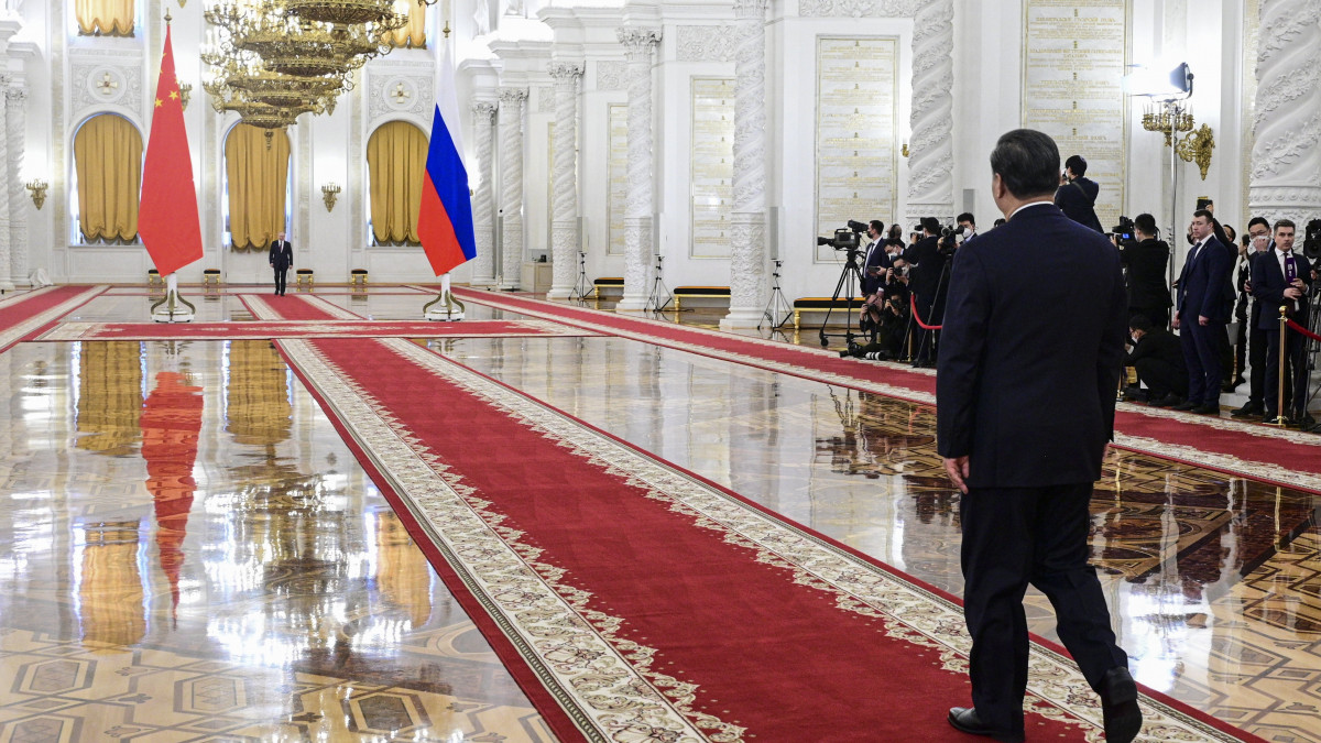 A háromnapos állami látogatáson Oroszországban tartózkodó Hszi Csin-ping kínai elnök (j) és Vlagyimir Putyin orosz államfő (a háttérben) a moszkvai Kreml Palotában tartott hivatalos fogadási ünnepségen 2023. március 21-én, Hszi látogatásának második napján.