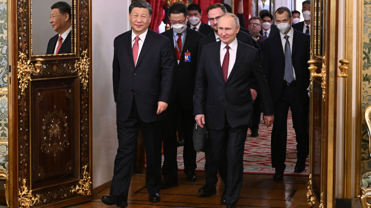 A háromnapos állami látogatáson Oroszországban tartózkodó Hszi Csin-ping kínai elnök (b) és Vlagyimir Putyin orosz államfő a moszkvai Kreml Palotában 2023. március 21-én, Hszi látogatásának második napján.