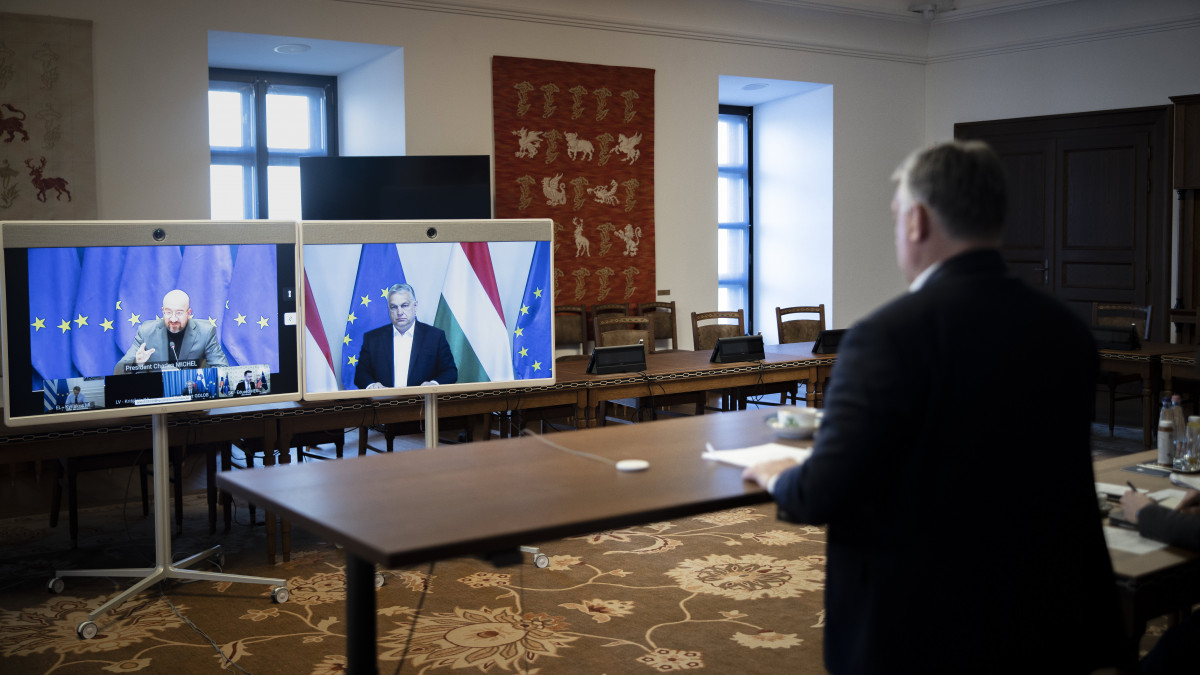 A Miniszterelnöki Sajtóiroda által közreadott képen Orbán Viktor kormányfő az e heti uniós csúcstalálkozót előkészítő videókonferencián vesz részt Charles Michellel, az Európai Tanács elnökével, valamint a görög, a szlovén, a szlovák és a lett miniszterelnökkel Budapesten, a Karmelita kolostorban 2023. március 21-én.