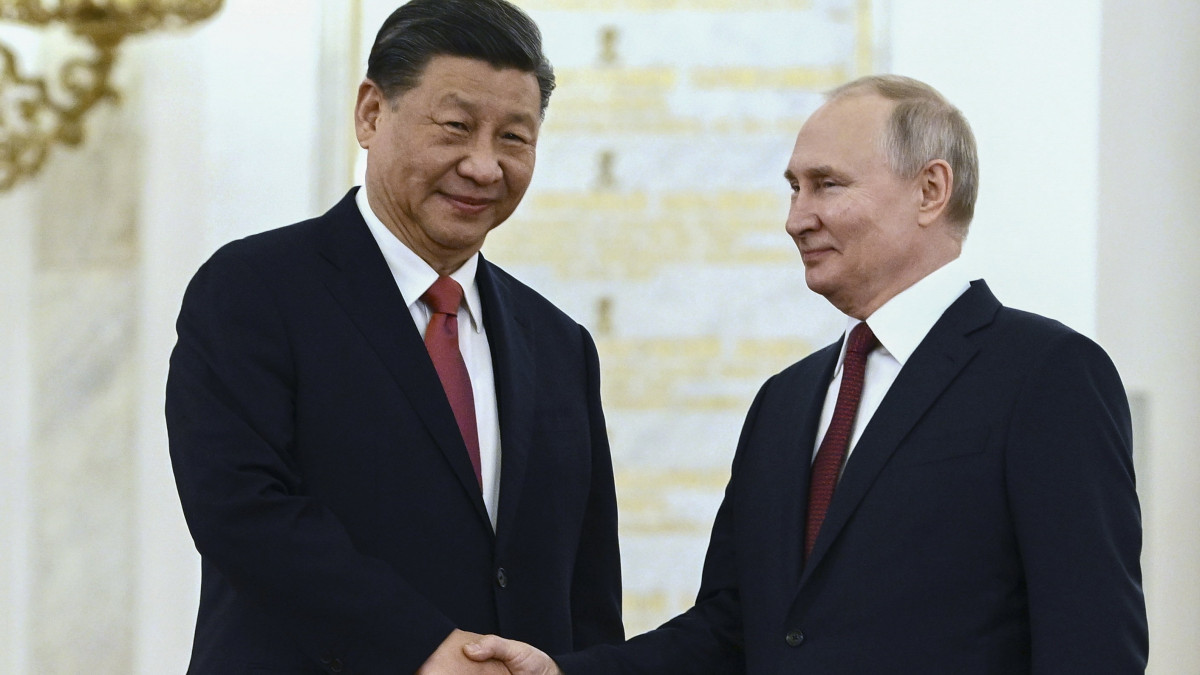 A háromnapos állami látogatáson Oroszországban tartózkodó Hszi Csin-ping kínai elnököt (b) fogadja Vlagyimir Putyin orosz államfő a moszkvai Kreml Palotában 2023. március 21-én, Hszi látogatásának második napján.