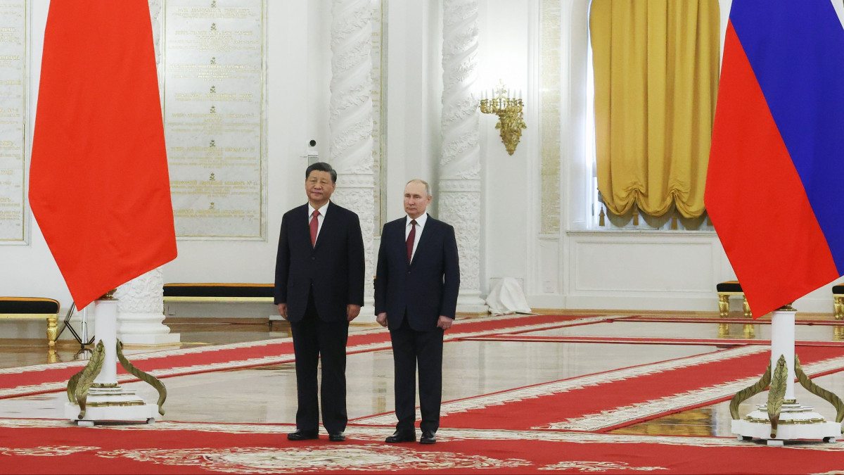 A háromnapos állami látogatáson Oroszországban tartózkodó Hszi Csin-ping kínai elnök (b) és Vlagyimir Putyin orosz államfő a moszkvai Kreml Palotában tartott hivatalos fogadási ünnepségen 2023. március 21-én, Hszi látogatásának második napján.
