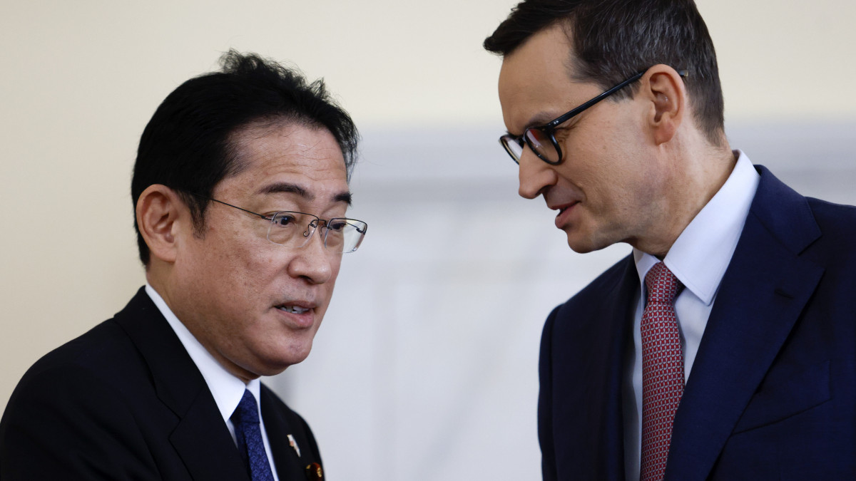 Mateusz Morawiecki lengyel (j) és Kisida Fumio japán miniszterelnök a varsói tárgyalásait követő sajtóértekezleten 2023. március 22-én.