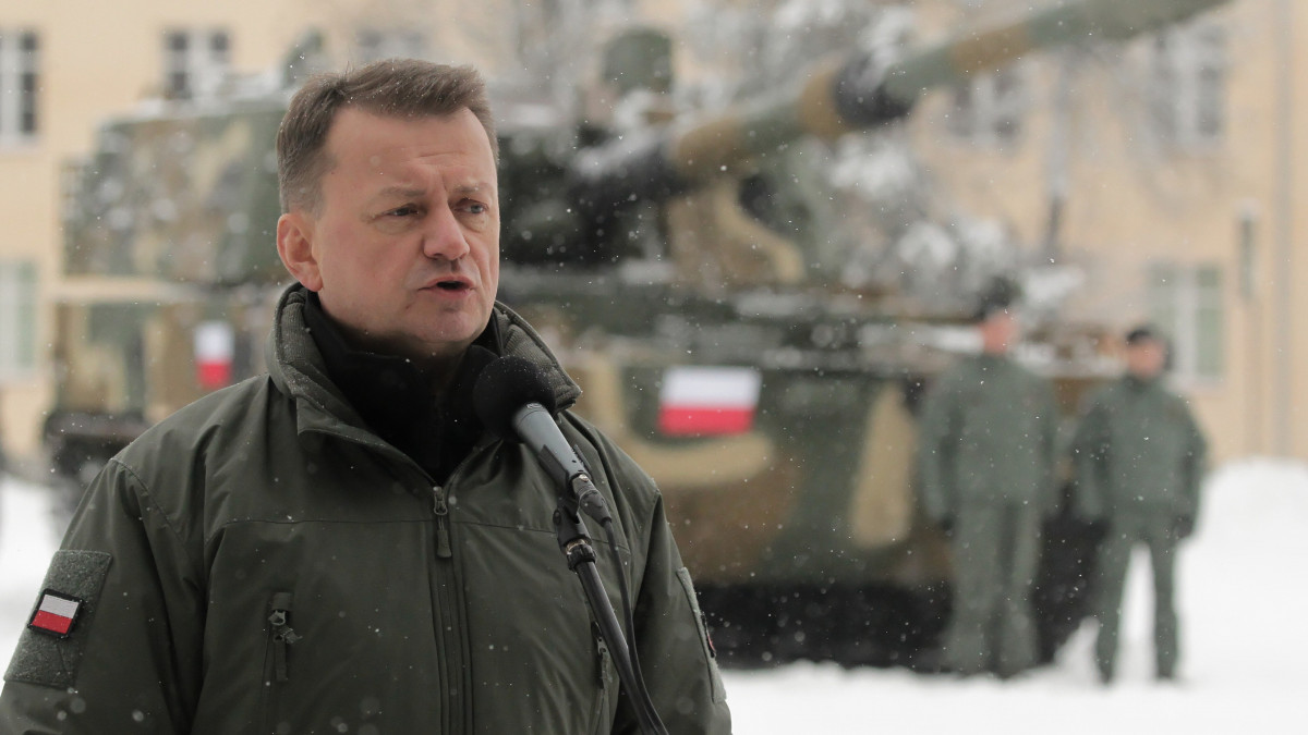 Mariusz Blaszczak lengyel védelmi miniszter a Dél-Koreától vásárolt K9-es önjáró lövegek első 24 darabjának átadási ünnepségén a 11. Mazúri Tüzérezred bázisterületén az észak-lengyelországi Wegorzewóban 2022. december 12-én. Lengyelország és Dél-Korea idén nyáron 48 darab FA-50 típusú vadászgép, 672 darab K9 önjáró löveg, valamint ezer darab K2 harckocsi vásárlásáról írt alá megállapodást Dél-Koreával.