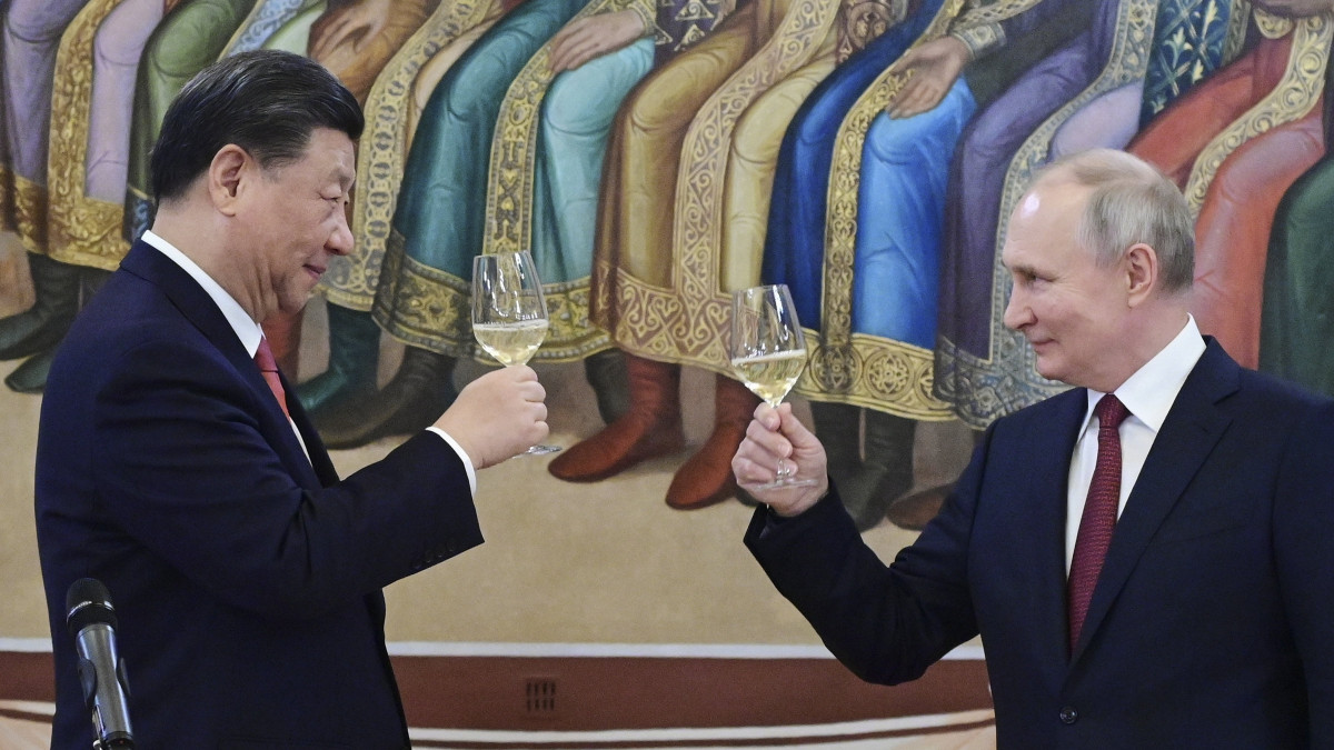 Hszi Csin-ping kínai államfő és Vlagyimir Putyin orosz elnök koccint a moszkvai Kremlben tartott fogadáson 2023. március 21-én. Hszi Csin-ping előző nap érkezett háromnapos állami látogatásra Oroszországba.MTI/EPA/Szputnyik/Orosz elnöki sajtószolgálat/Kreml/Pool/Pavel Birkin