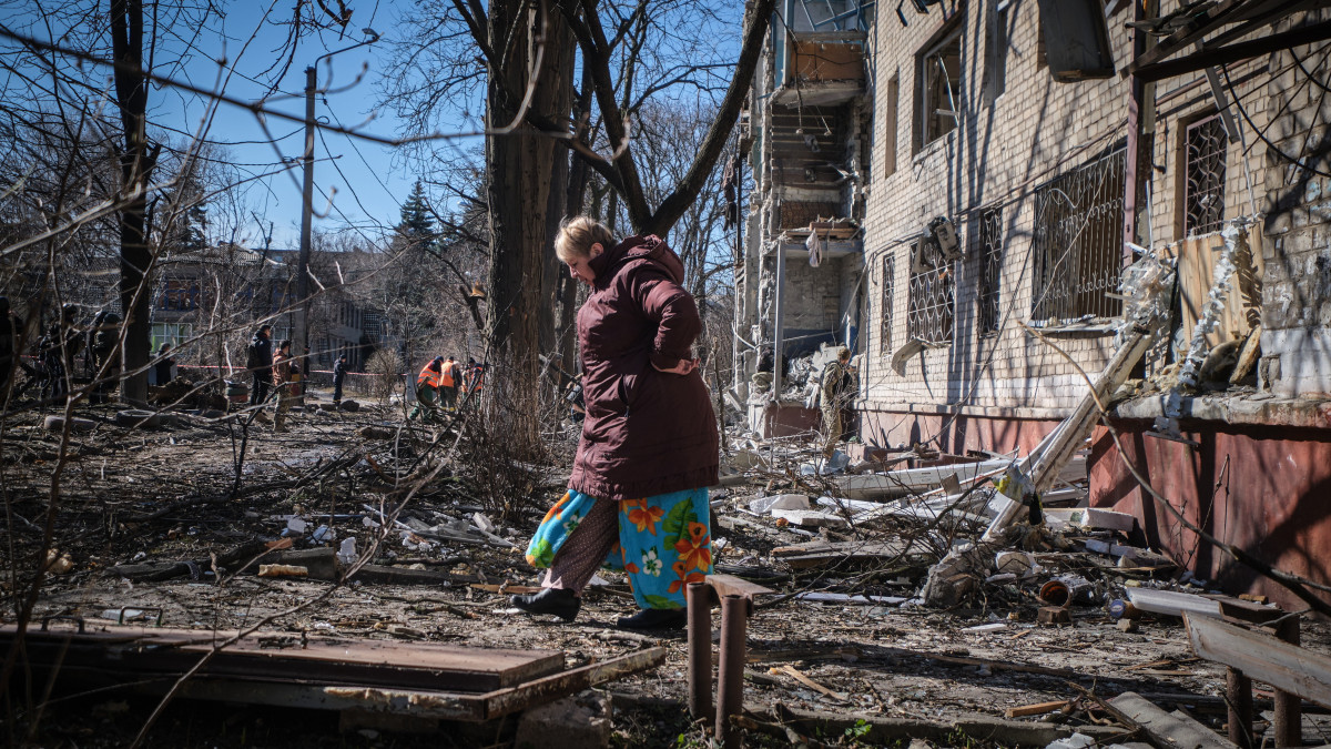 Orosz rakétatámadásban megsemmisült lakóház romjai között megy egy nő a kelet-ukrajnai Kramatorszkban 2023. március 14-én. A támadás következtében legkevesebb egy ember életét vesztette, három pedig megsebesült.