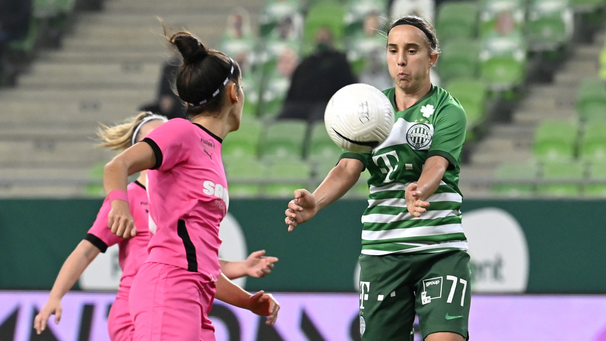 A ferencvárosi Vágó Fanny (j) a női labdarúgó Bajnokok Ligája selejtezőjének első fordulójában játszott Ferencváros és a a luxemburgi Racing FC Union mérkőzésen a fővárosi Groupama Arénában 2020. november 3-án.