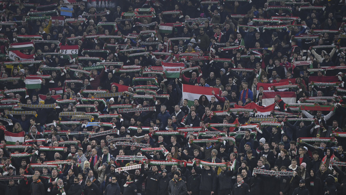 Magyar szurkolók a Magyarország  Görögország felkészülési labdarúgó-mérkőzésen a budapesti Puskás Arénában 2022. november 20-án.