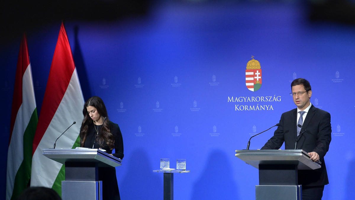 Gulyás Gergely Miniszterelnökséget vezető miniszter (j) és Szentkirályi Alexandra kormányszóvivő a Kormányinfó sajtótájékoztatón a Miniszterelnöki Kabinetiroda épületében 2023. március 23-án.