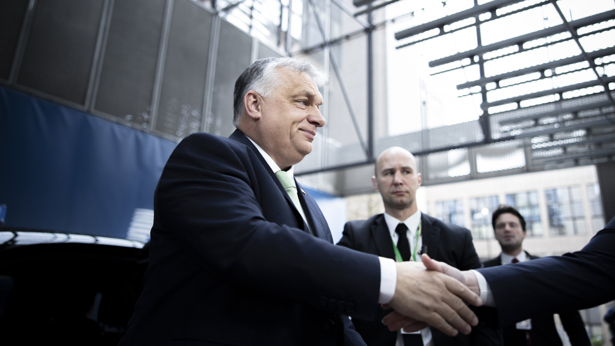 A Miniszterelnöki Sajtóiroda által közreadott képen Orbán Viktor miniszterelnök (b) az Európai Unió kétnapos brüsszeli csúcstalálkozójának nyitó ülésére érkezik 2023. március 23-án.