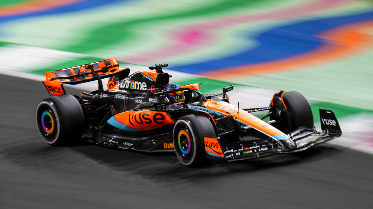 Oscar Piastri, a McLaren ausztrál versenyzője a Forma-1-es autós gyorsasági világbajnokság Szaúdi Nagydíján a dzsiddai utcai versenypályán 2023. március 19-én.