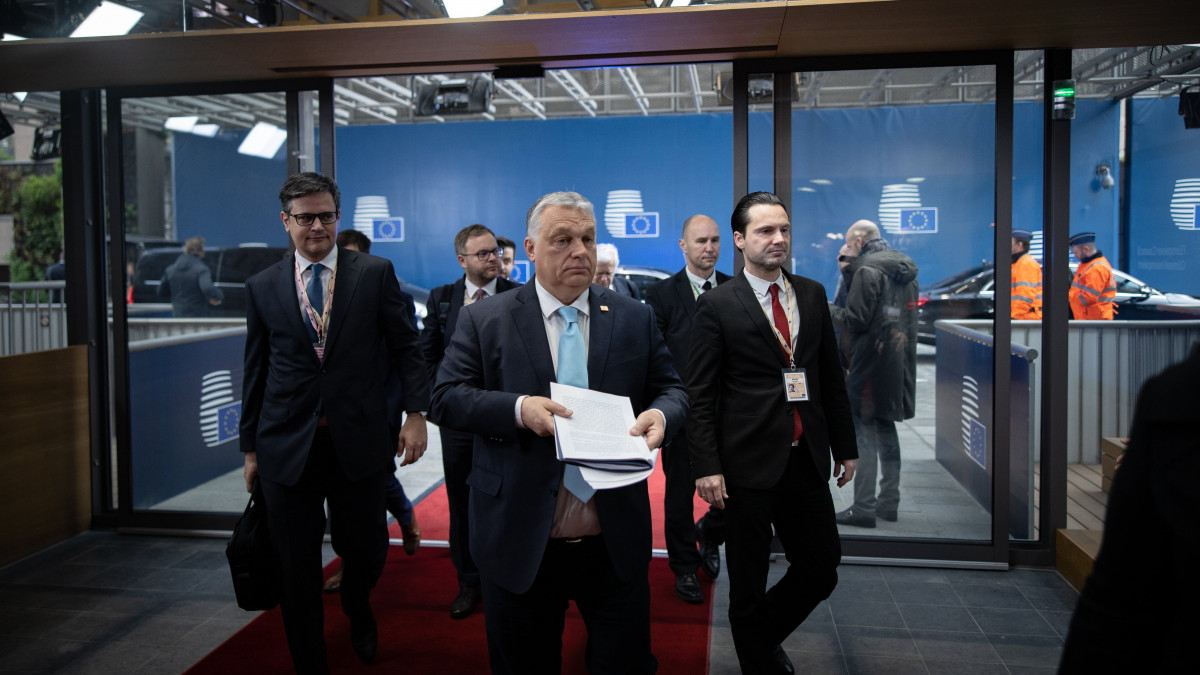 A Miniszterelnöki Sajtóiroda által közreadott képen Orbán Viktor kormányfő érkezik az Európai Unió kétnapos brüsszeli csúcstalálkozójának második napi ülésére 2023. március 24-én. Mellette Ódor Bálint, Magyarország Európai Unió melletti Állandó Képviseletének vezetője (b), Orbán Balázs, a kormányfő politikai igazgatója (b2) és Havasi Bertalan, a Miniszterelnöki Sajtóiroda vezetője (j).